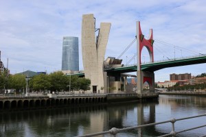 puente La Salve, y al fondo edifico Iberdrola